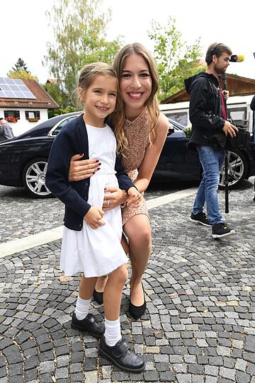 Die Tochter der Braut Ruby Käfer und Alana Siegel.