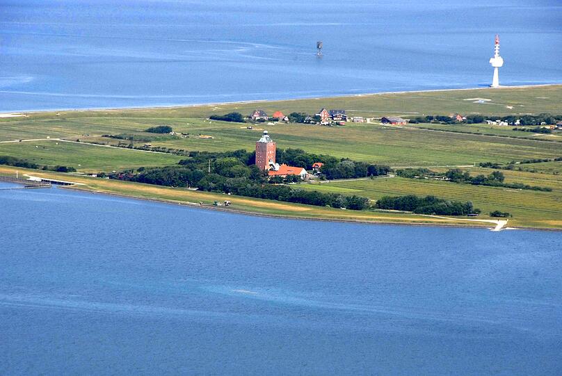 Malerisch liegt das Inselchen Neuwerk vor Cuxhaven im Wattenmeer