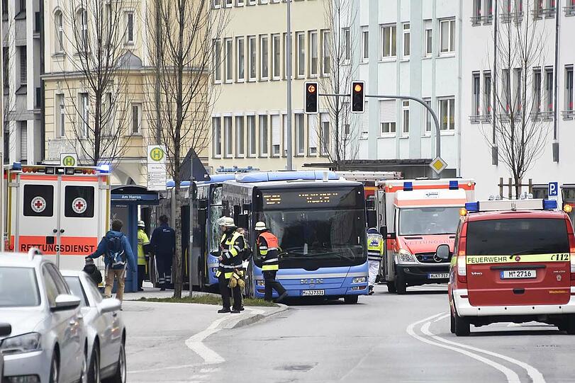 Auf der Plinganser Straße kollidieren zwei Linienbusse. Eine Stunde war sie komplett gesperrt.