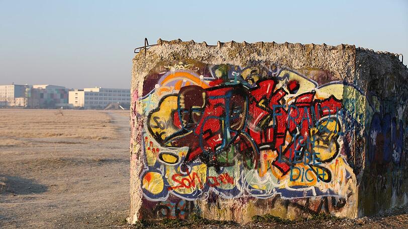 Bunt besprüht ist dieses Überbleibsel, eine Bunker-Attrappe, aus der Zeit, als hier noch (bis 1980) Militärübungsgelände war.