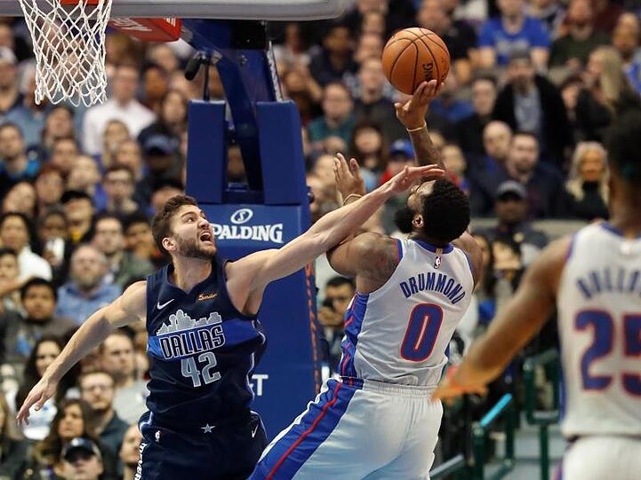 Dallas' Maximilian Kleber (r) verteidigt den Korb gegen Detroits Andre Drummond.