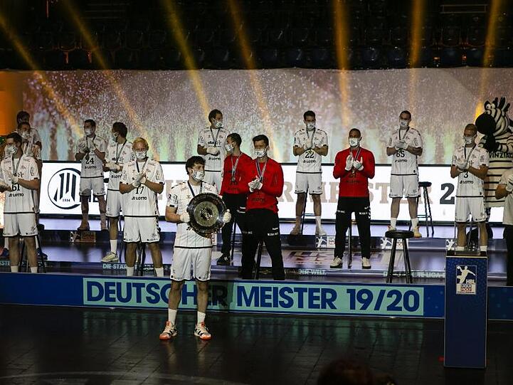 Die THW-Spieler erhielten in Kiel die Meisterschale.