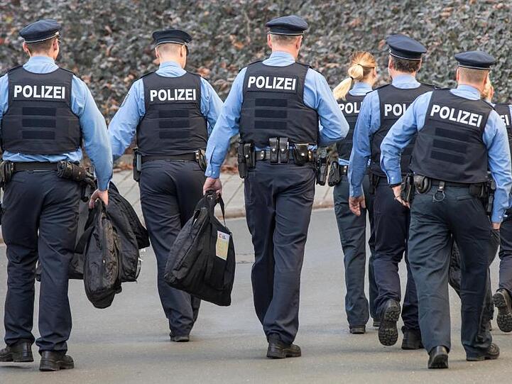 Laut einer aktuellen Umfrage genießt die Polizei bei Anhängern der SPD (82 Prozent) und der CDU (80 Prozent) das größte Vertrauen.