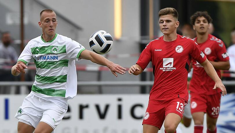 Wechselt von rot zu blau: Alexander Freitag (r.) läuft zukünftig für die U21 des TSV 1860 auf. Wechselt von rot zu blau: Alexander Freitag (r.) läuft zukünftig für die U21 des TSV 1860 auf.