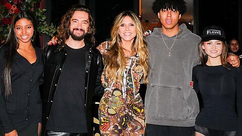 Von links: Lou Samuel, Tom Kaulitz, Heidi Klum, Johan Samuel und Leni Klum posieren im Oktober gemeinsam bei der Eröffnung von "Crazy Pizza" in New York.