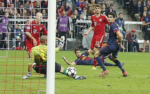 Arjen Robben schießt das Tor zum 3:0 gegen Barcelona. Arjen Robben schießt das Tor zum 3:0 gegen Barcelona.