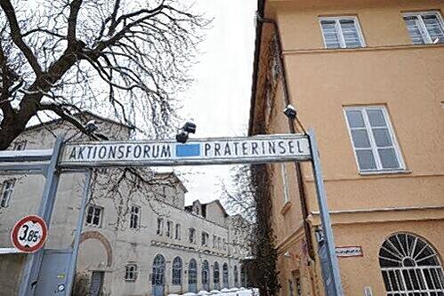 Der Eingang der Praterinsel. Das Schild stammt noch von den früheren Betreibern.
