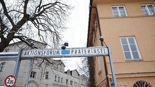 Der Eingang der Praterinsel. Das Schild stammt noch von den früheren Betreibern. Der Eingang der Praterinsel. Das Schild stammt noch von den früheren Betreibern.