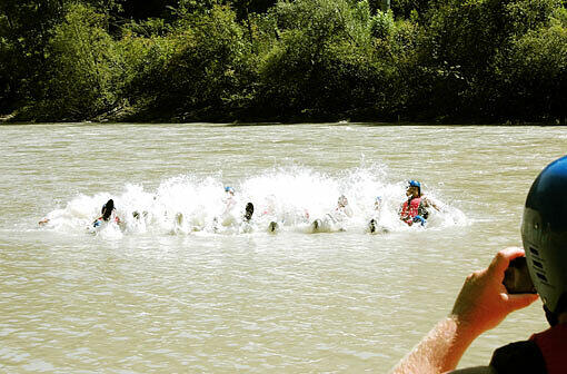 Platsch! Bayerns Basketballer gehen beim Rafting-Ausflug im Inn baden.