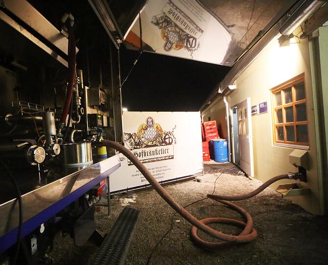 Gleich ist der erste Tank im Zelt wieder voll. Dann geht es mit dem nächsten Weiter. Bis zum Sonnenaufgang müssen Vidovic und Pilo fertig sein.