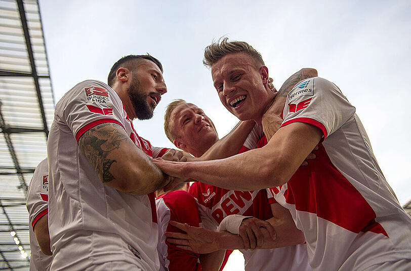Grenzenloser Jubel nach dem Schlusspfiff. Mit dem 2:0 gegen Schalke hält Köln die Klasse.