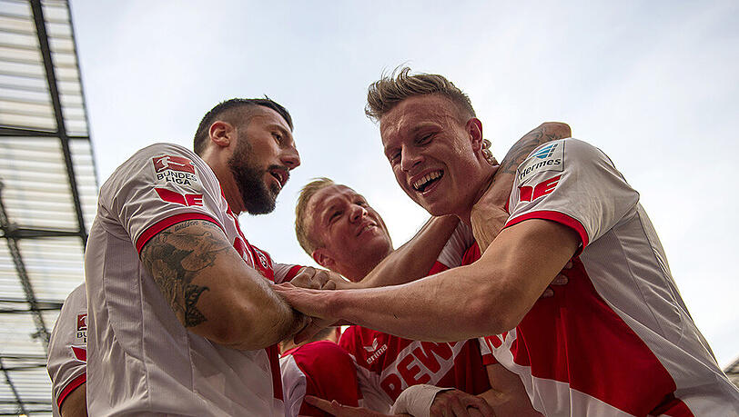 Grenzenloser Jubel nach dem Schlusspfiff. Mit dem 2:0 gegen Schalke hält Köln die Klasse.