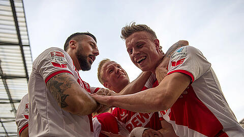 Grenzenloser Jubel nach dem Schlusspfiff. Mit dem 2:0 gegen Schalke hält Köln die Klasse.
