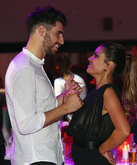 Auch die Spielerfrauen durften da nicht fehlen: Javi Martinez mit Aline Brum