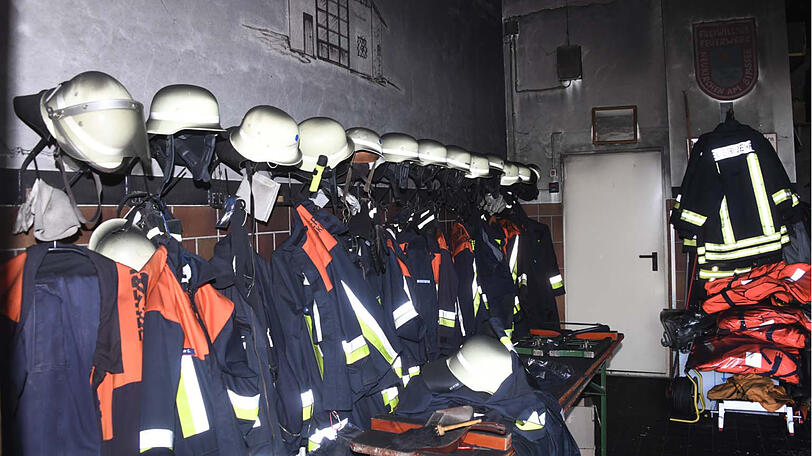 Die Ausrüstung der Feuerwehrler ist nur noch Schrott.