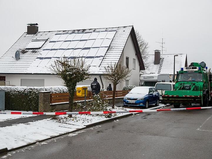 Ein Polizist geht am Haus eines mutmaßlich ermordeten Ehepaars vorbei. Foto: Daniel Karmann/Archivbild