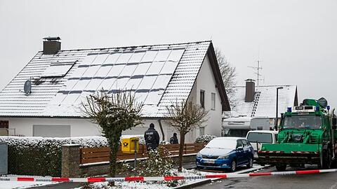 Ein Polizist geht am Haus eines mutmaßlich ermordeten Ehepaars vorbei. Foto: Daniel Karmann/Archivbild