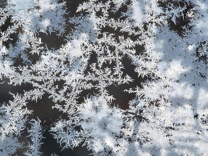 Frost an der Scheibe einer U-Bahn-Haltestelle.