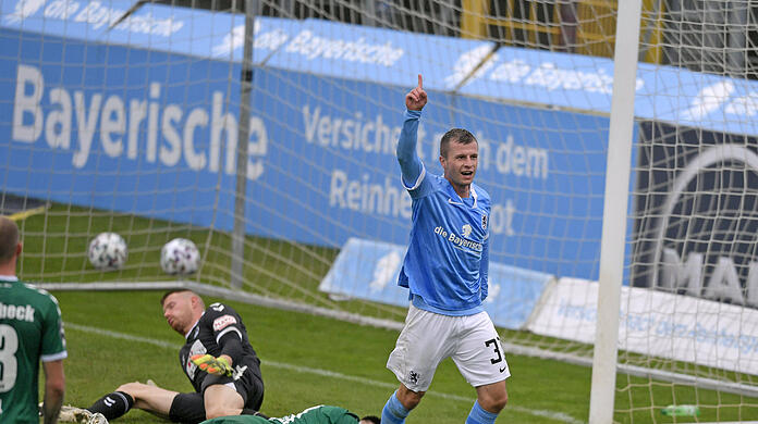 Löwen-Rückkehrer Richard Neudecker zeigt in der laufenden Saison starke Leistungen - wie beim 4:1 gegen Lübeck.