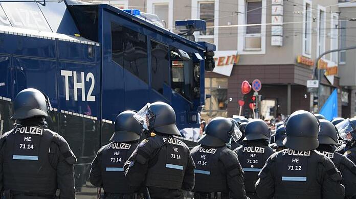 Laut Polizei waren mehrere tausend Menschen in der Innenstadt von Kassel unterwegs und missachteten bei dem nicht angemeldeten Demonstrationszug die Anweisungen der Behörden.