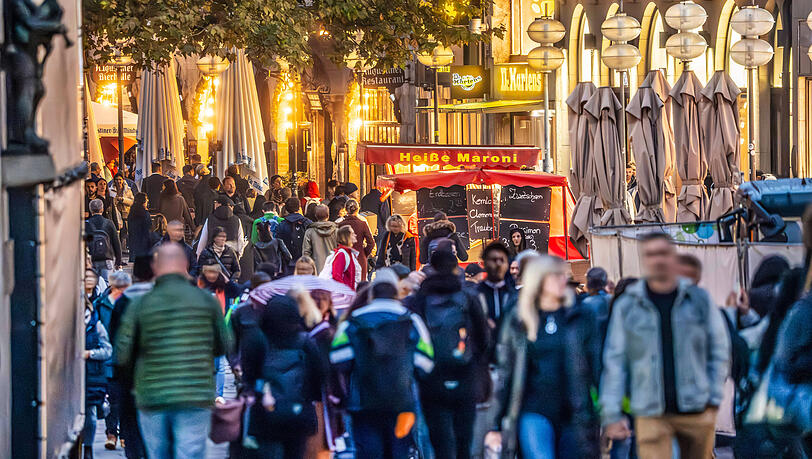 Shopping in der Münchner Neuhauser Straße kurz nach Feierabend: Viele nutzen die Öffnungszeiten bis 20 Uhr maximal aus.