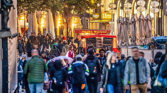 Shopping in der Münchner Neuhauser Straße kurz nach Feierabend: Viele nutzen die Öffnungszeiten bis 20 Uhr maximal aus.