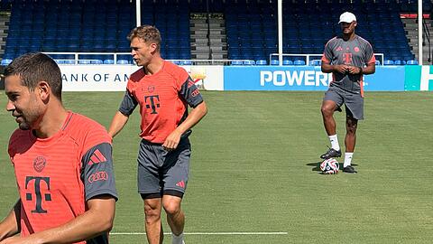 Vincent Kompany (r) schaut beim Training genau hin.