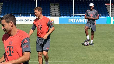 Vincent Kompany (r) schaut beim Training genau hin.