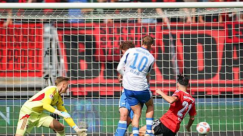 Michael Cuisance (M) erzielt das 2:0 für Hertha.