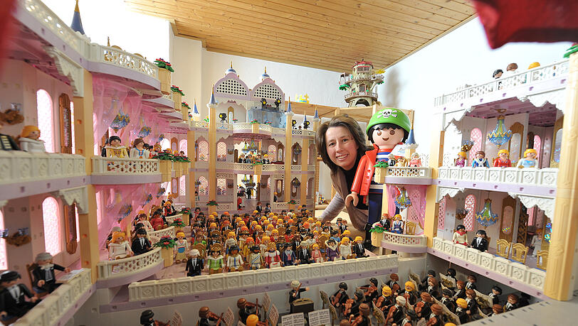 Ein Opernhaus aus Playmobil-Fundstücken: Das Lebenswerk von Daniela Schabenstiel. Ein Opernhaus aus Playmobil-Fundstücken: Das Lebenswerk von Daniela Schabenstiel.