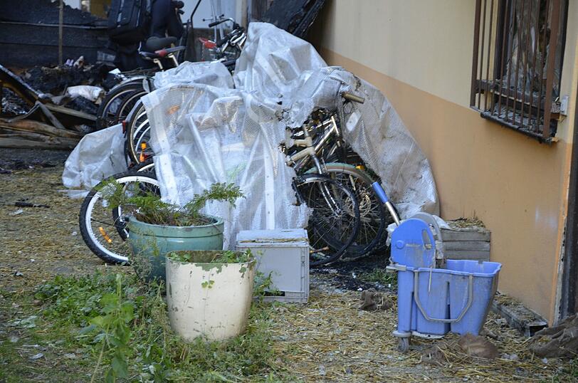 Schwabing am Tag nach der Bombensprengung: Die Spuren der Detonation sind deutlich zu erkennen, teilweise hat sie schwere Schäden verursacht. Derzeit werden die Schäden an den Gebäuden der Umgebung erfasst.