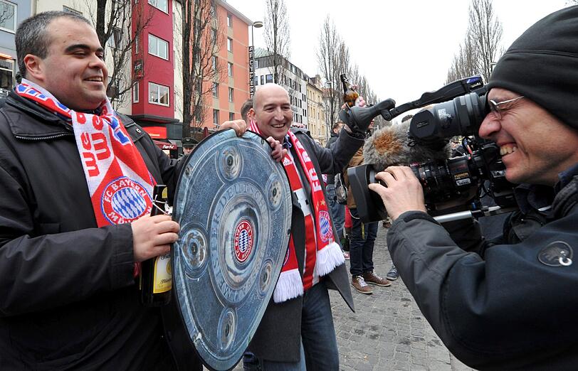 "Mia san Meister!": Ausgelassen feiern die Bayern-Fans die früheste Meisterschaft der Bundesligageschichte. Die Bilderstrecke von der Party auf der Leopoldstraße.