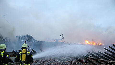In Straßham ist eine Lagerhalle vollständig abgebrannt. Die Bilder vom Feuerwehr-Großeinsatz.