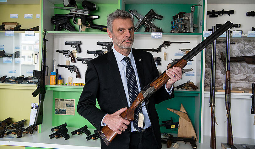 Kriminalhauptkommissar Ludwig Waldinger gewährt Einblick ins LKA-Waffenmuseum