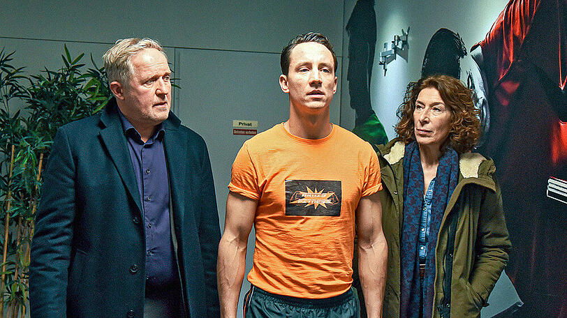 "Tatort: Pumpen": Bibi Fellner (Adele Neuhauser) und Moritz Eisner (Harald Krassnitzer) begleiten Markus Hangl (Laurence Rupp) zur Umkleidekabine