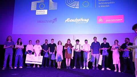 Finalisten des MoviEUnited Video Award auf der Bühne im Imax des DeutschenMuseums.