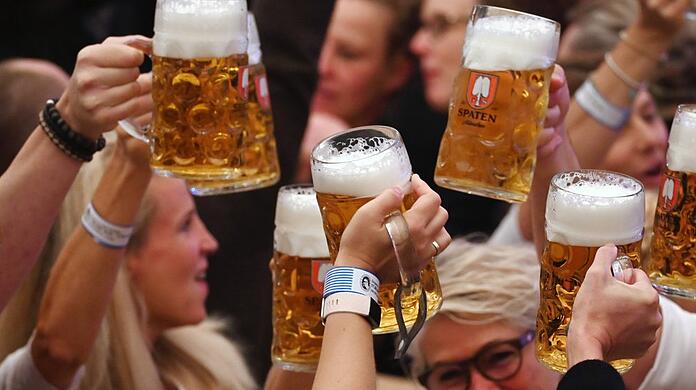 Auf dem Oktoberfest werden jedes Jahr rund sieben Millionen Maß Bier getrunken.