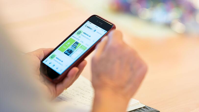 Ein etwas &auml;lteres Smartphone-Modell, noch voll funktionsf&auml;hig - was passiert damit, wenn die Nutzerin ein neueres Modell bekommt?