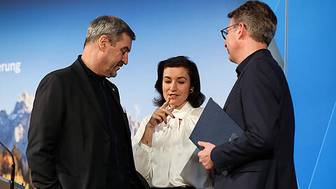 In der CSU ist man sich einig: Ministerpr&auml;sident Markus S&ouml;der, Bundesbildungsministerin Dorothee B&auml;r und Bayerns Wissenschaftsminister Markus Blume (v.l.) bef&uuml;rworten, dass Forschungsergebnisse grunds&auml;tzlich auch durch die Bundeswehr genutzt werden d&uuml;rfen. Das st&ouml;&szlig;t auf Kritik.