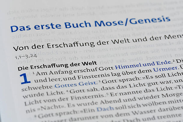 Bibeldruckpapier trägt seinen Namen, weil es ursprünglich für den Druck von Bibeln verwendet wurde. Bibeldruckpapier trägt seinen Namen, weil es ursprünglich für den Druck von Bibeln verwendet wurde.