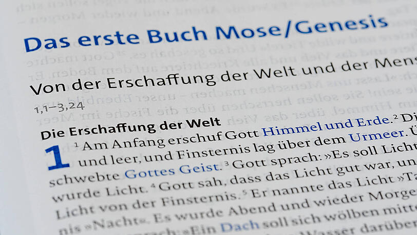 Bibeldruckpapier trägt seinen Namen, weil es ursprünglich für den Druck von Bibeln verwendet wurde. Bibeldruckpapier trägt seinen Namen, weil es ursprünglich für den Druck von Bibeln verwendet wurde.