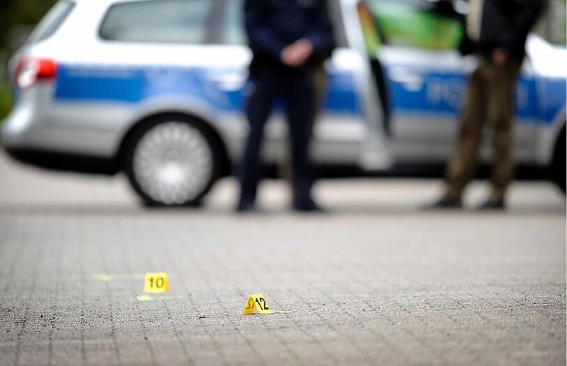 Angeblich ein Verkehrsunfall. Ein Mann, der aus dem Nichts mit Messern auf Polizisten einsticht. Nachbarn, die in der Stille der Nacht Schüsse hören. Was wie eine Szene aus einem Krimi klingt, wird für zwei Beamte in Gelsenkirchen Realität. Die Bilder von der Spurensicherung am Tatort in Gelsenkirchen.