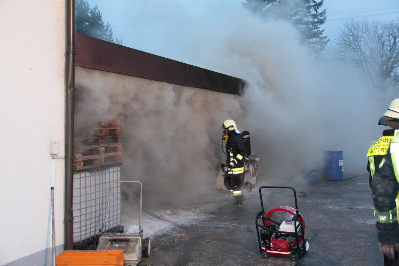 Rauch-Alarm am Rosenmontag in Mittbach: Unter einem Vordach ist ein Motorboot in Brand geraten. Zwei Personen wurden dabei leicht verletzt. Die Bilder vom Feuerwehreinsatz