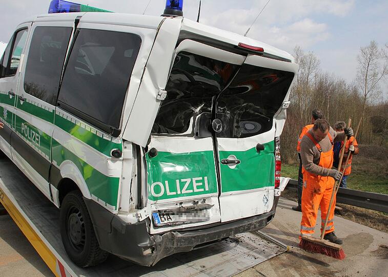 Spektakulärer Unfall bei Freising: Ein Werttransporter ramponiert drei Polizeiautos. Die Bilder von den Aufräumarbeiten.