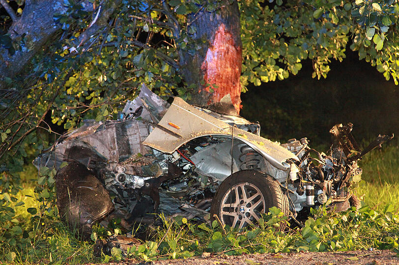 Ein 18-Jähriger ist in der Nacht zum Samstag im oberbayerischen Schechen (Landkreis Rosenheim) mit seinem Auto gegen einen Baum gefahren. Er und sein Beifahrer sind gestorben.