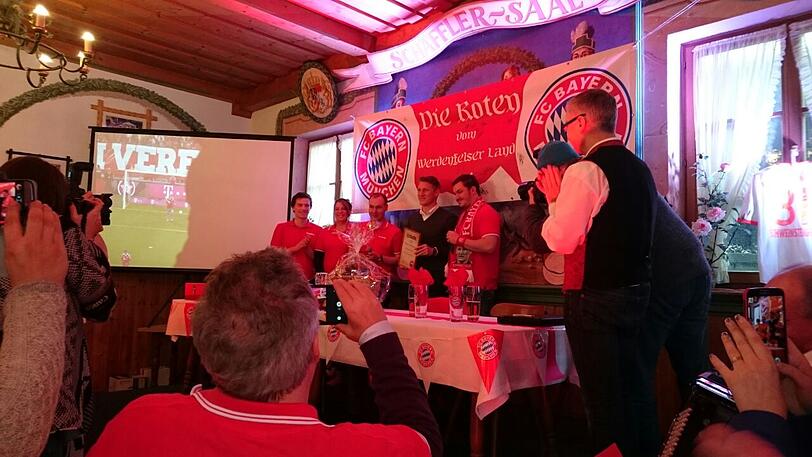 Vizekapitän Bastian Schweinsteiger mischte sich in seiner oberbayrische Heimat bei den "Roten vom Werdenfelserland" in Garmisch-Partenkirchen unter die Fans