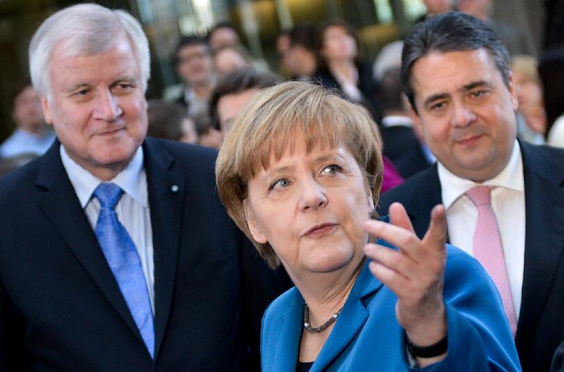 Nachdem Sigmar Gabriel (r.) von Kanzlerin Angela Merkel Gabriel mehr Rückgrat in der Spähaffäre gefordert hatte, wird dieser nun von Horst Seehofer (l.) attackiert.