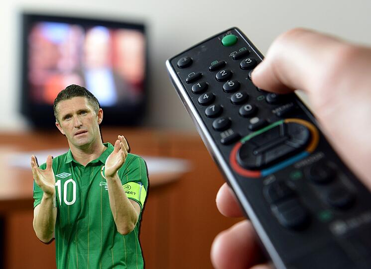Robbie Keane (Wolverhampton Wanderers) liegt auf dem Sofa, angelt mit dem Fuß nach der Fernbedienung - und reißt sich dabei mehrere Bänder.