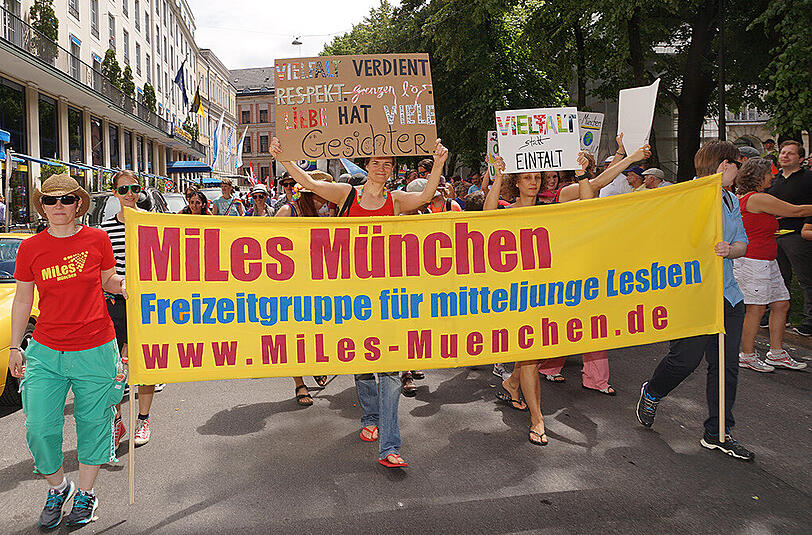 Die große CSD-Politparade erlebte in diesem Jahr einen neuen Teilnehmerrekord: 87 Fußgruppen und Paradewagen hatten sich angemeldet.