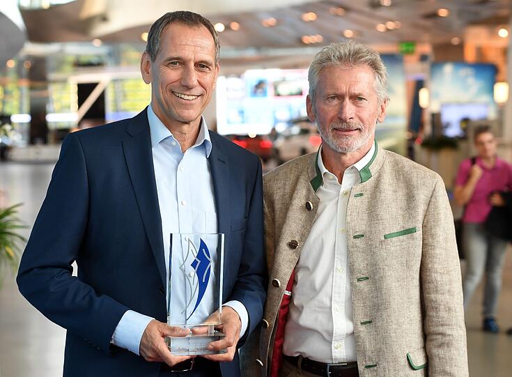 Moderator Christoph Deumling und der frühere Fußballprofi Paul Breitner
